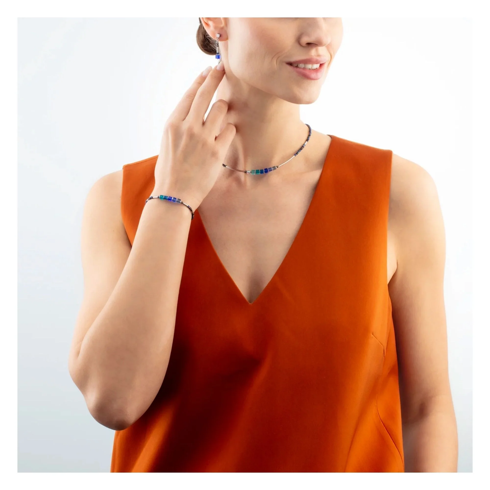 Coeur de Lion Cube Story Minimalistic Sparkling Necklace Blue - Image 2