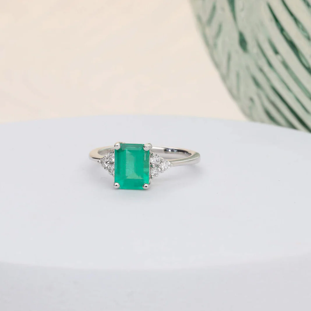 Emerald and Diamond 18ct White Gold Trefoil Ring - Image 5