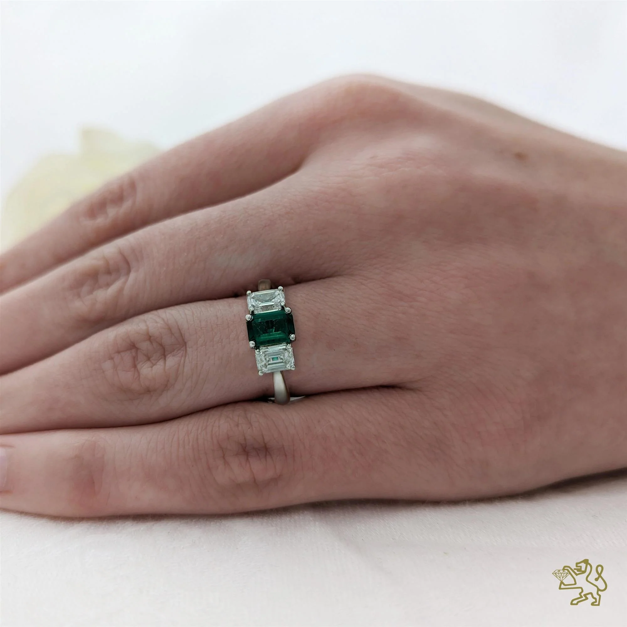 Florentina Emerald Three Stone 0.82ct Emerald Platinum Ring - Image 2