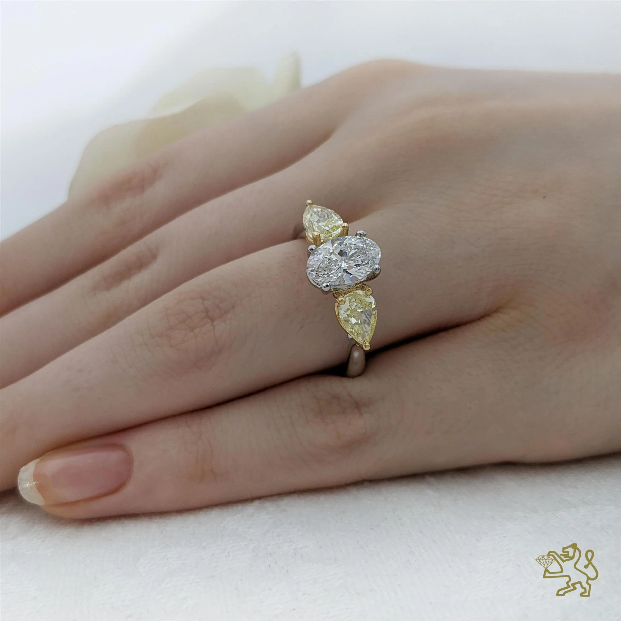 Florentine Iconic Oval Three Stone 1.01ct H VS2 Diamond Platinum/Yellow Ring - Image 2