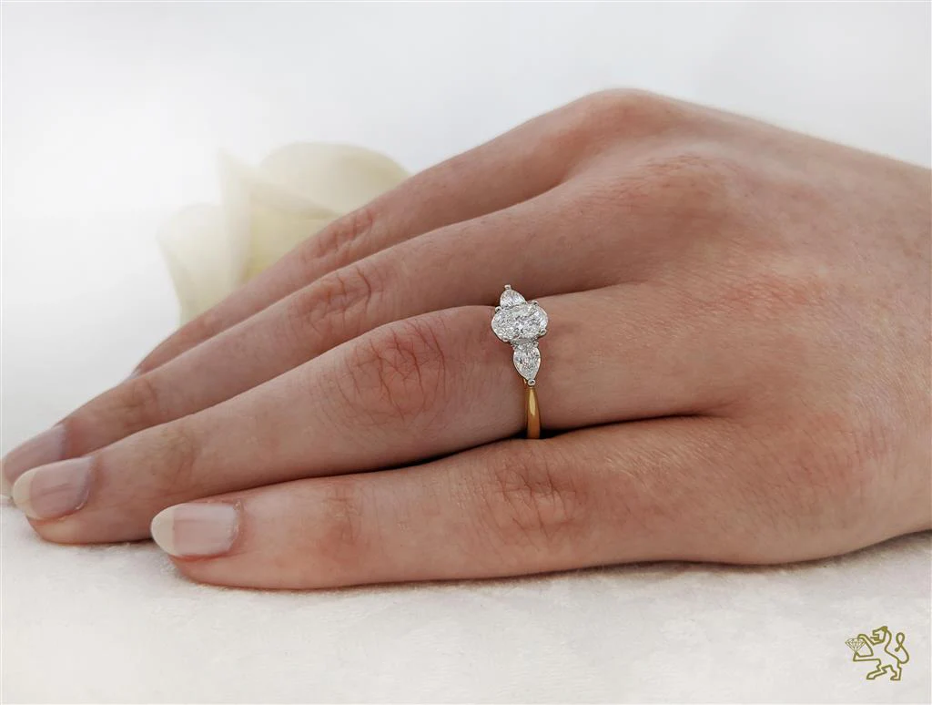 Florentine Oval Three Stone 0.50ct D SI1 Diamond Yellow Gold/Platinum Ring - Image 2