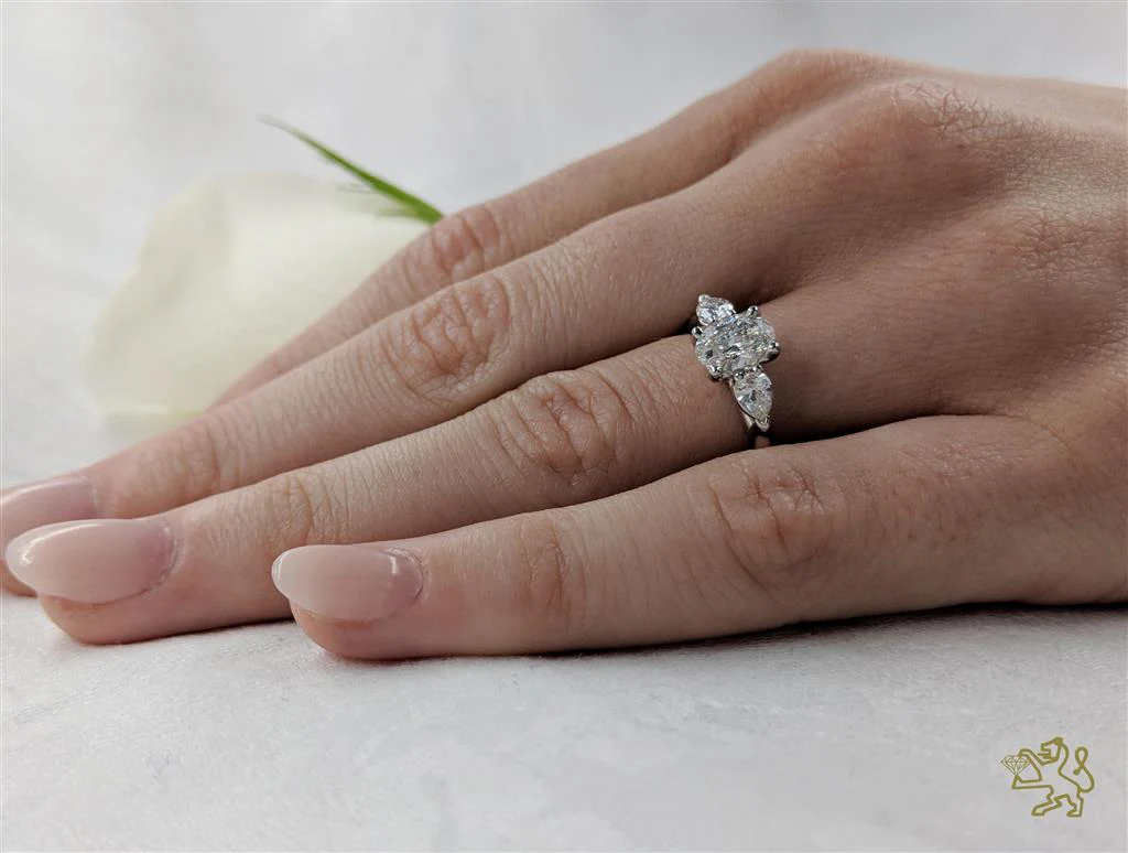 Florentine Oval Three Stone 0.60ct F VS2 Diamond Platinum Ring - Image 2