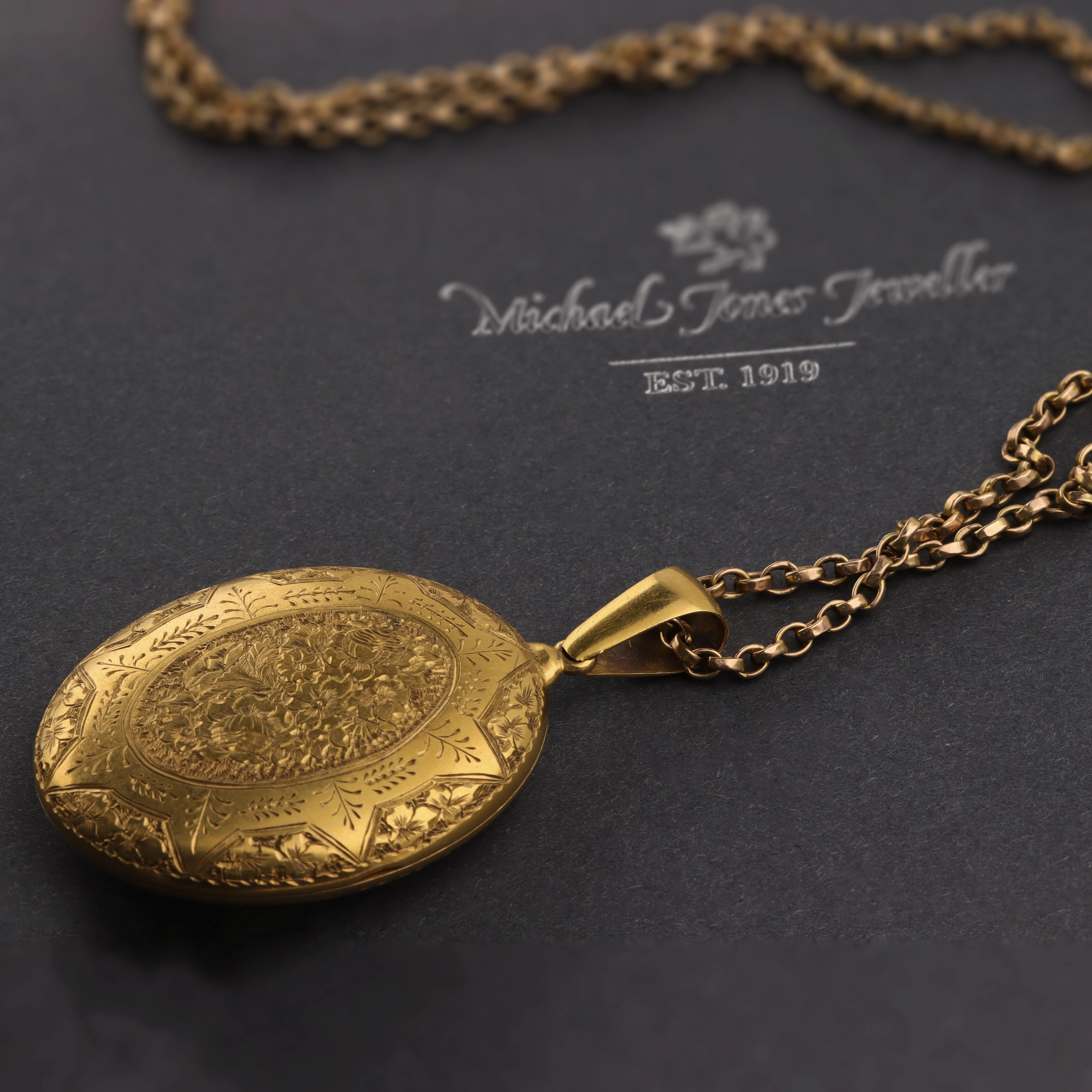 Pre-Owned Oval Engraved Floral Yellow Gold Locket - Image 4