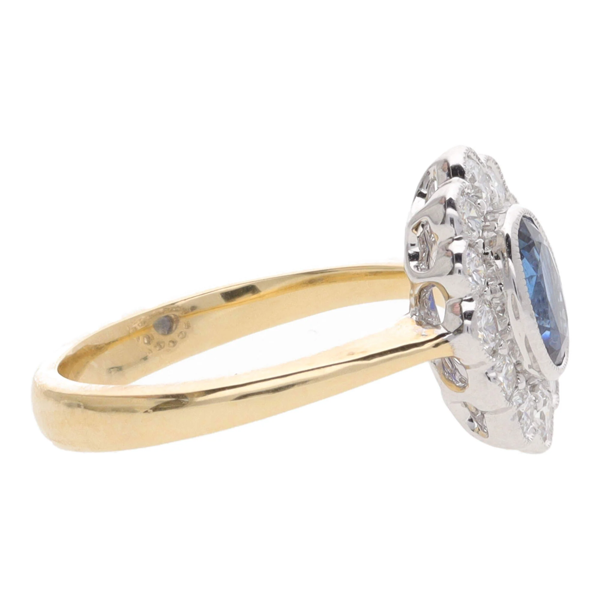 Sapphire and Diamond 18ct Yellow Gold Oval Cluster Ring - Image 4