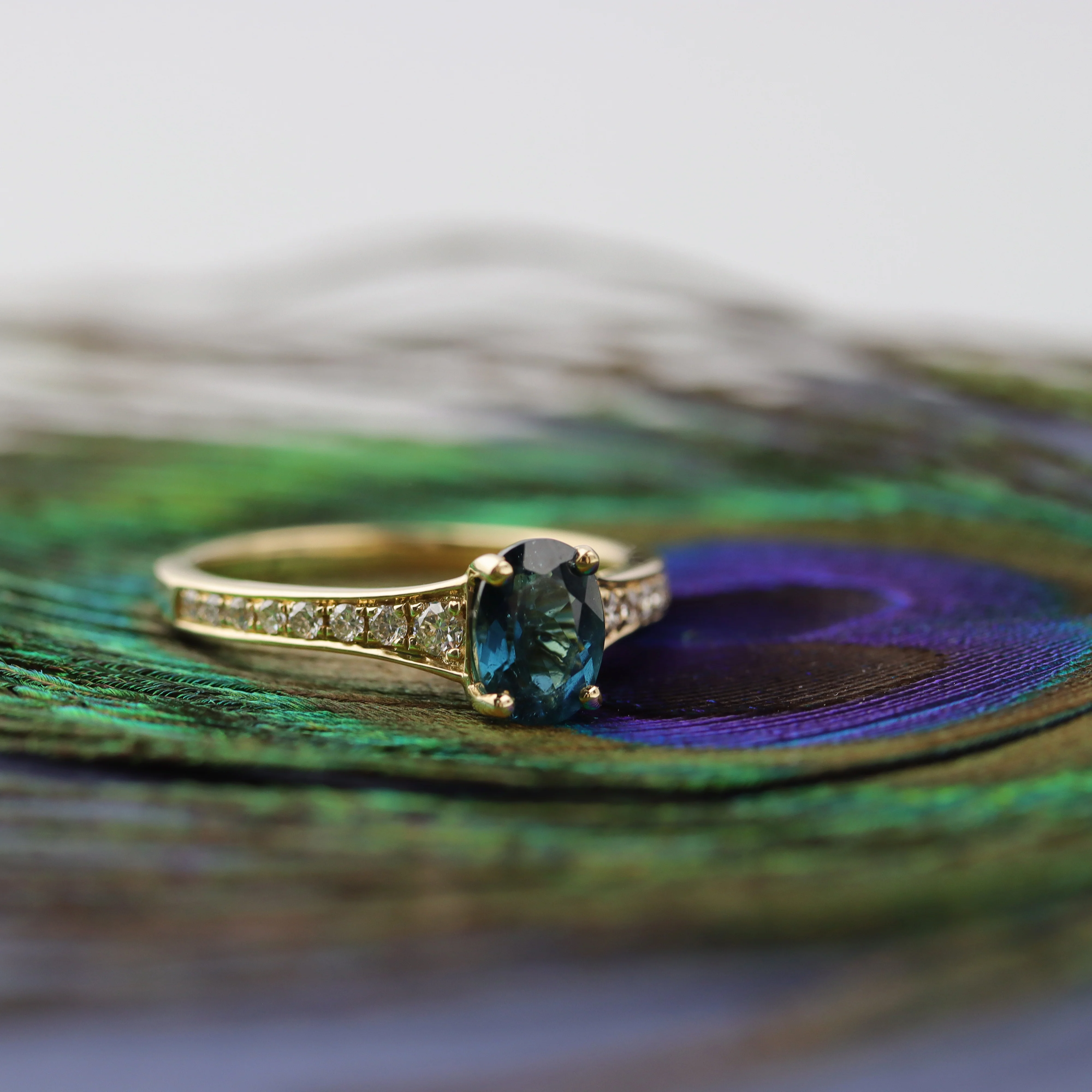 Teal Tourmaline and Diamond 18ct Yellow Gold Ring - Image 3